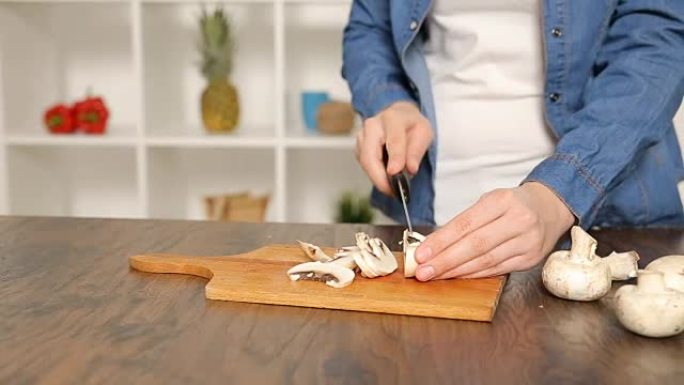 用刀切开蔬菜的手切菌类切香姑食材