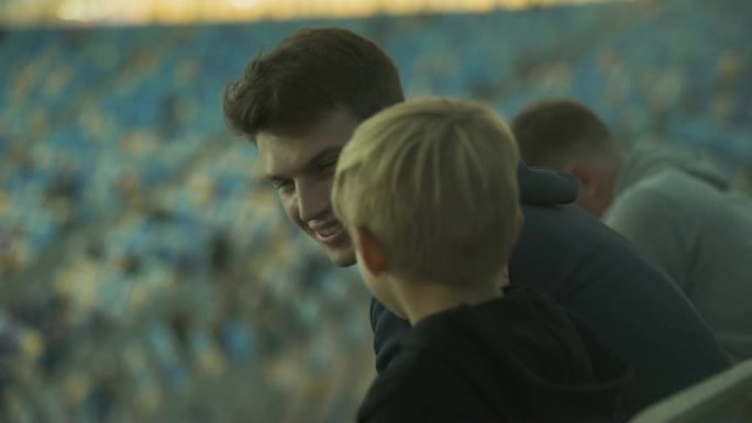 小男孩问哥哥的足球规则，成长和兄弟情谊