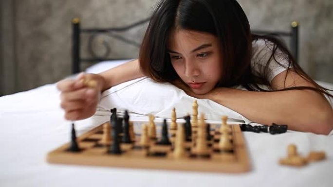 下棋的年轻女子