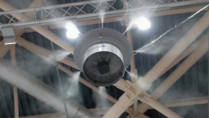 工业加湿器在天花板上喷洒水颗粒