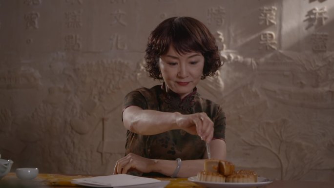 复古民国古典旗袍美女喝茶吃月饼中秋节素材