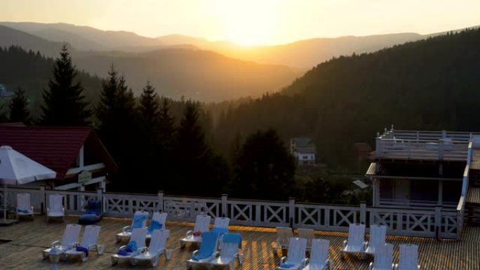 从山间酒店露台可以看到日落景色，美丽宁静的风景