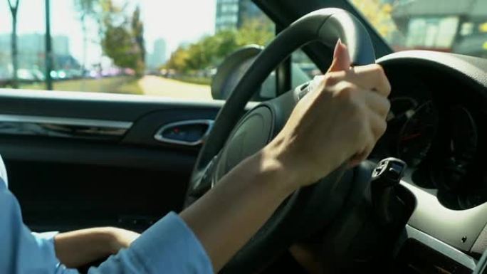 妇女驾驶倒档汽车细心的司机寻找免费停车位