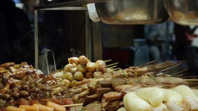 顾客在饶河夜市买肉串