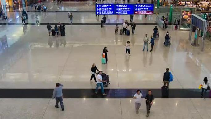时间流逝: 行人在香港国际机场的机场航站楼行走
