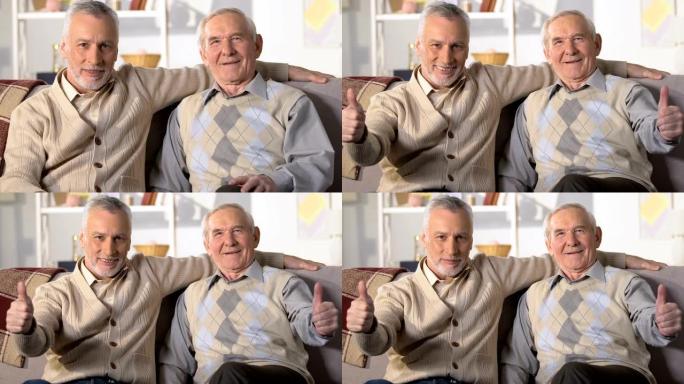 快乐的退休男子竖起大拇指，看着相机，健康的养老金领取者