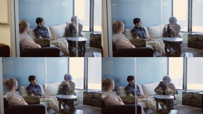 透过玻璃看到的小会议