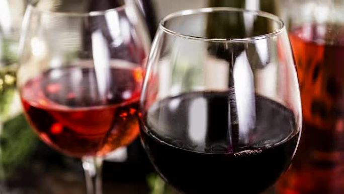 各种葡萄酒选择，酒庄品酒活动的瓶子。