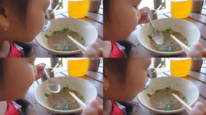 女孩吃面条汤的慢动作