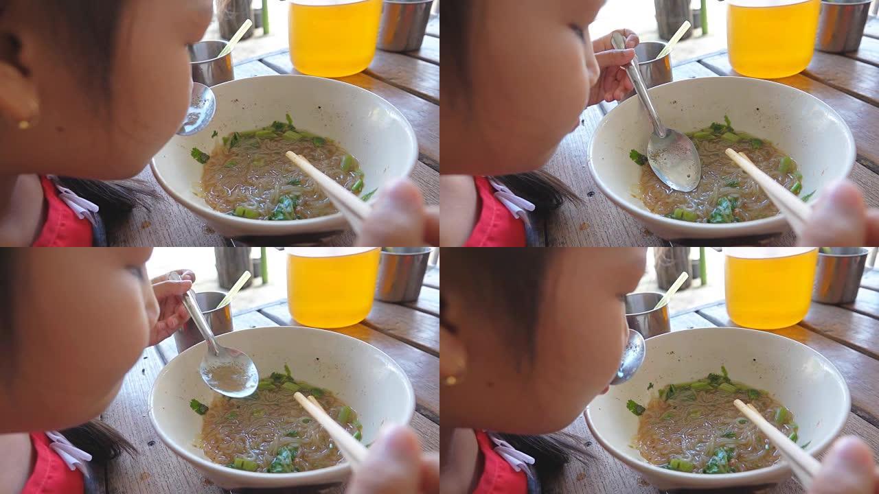女孩吃面条汤的慢动作