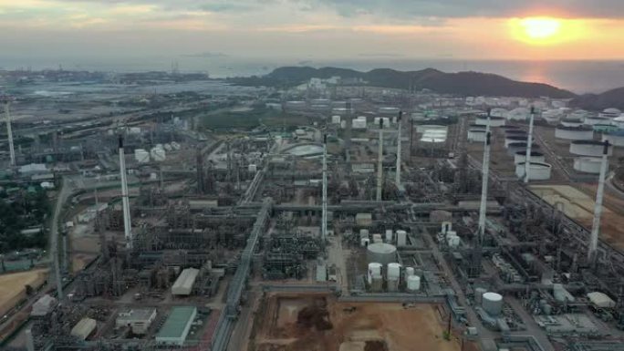 空中倒退: 日落时间的石油和天然气工业炼油厂