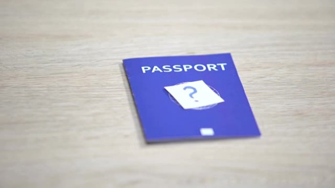 蓝色国际护照桌上的问号，旅行证件，公民身份