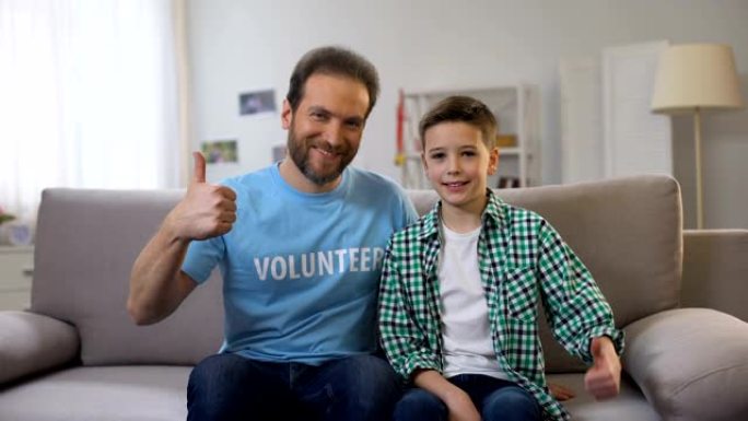 微笑的中年志愿者和男生向镜头竖起大拇指，广告