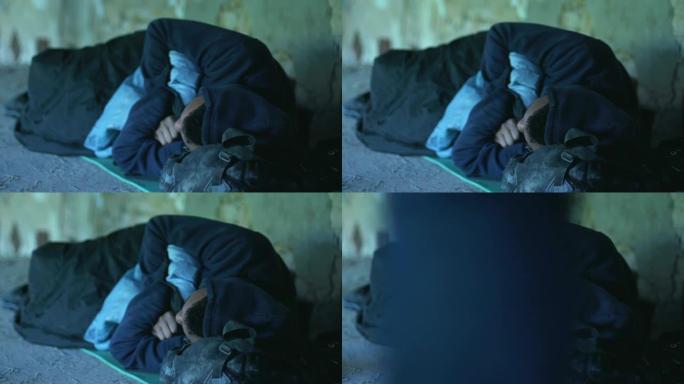 无家可归的非洲裔美国男孩睡在地下通道，痛苦和贫穷