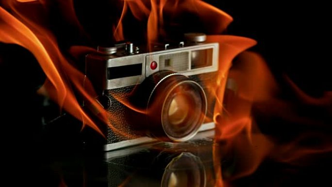 SLO MO Flames在黑色背景上包裹相机
