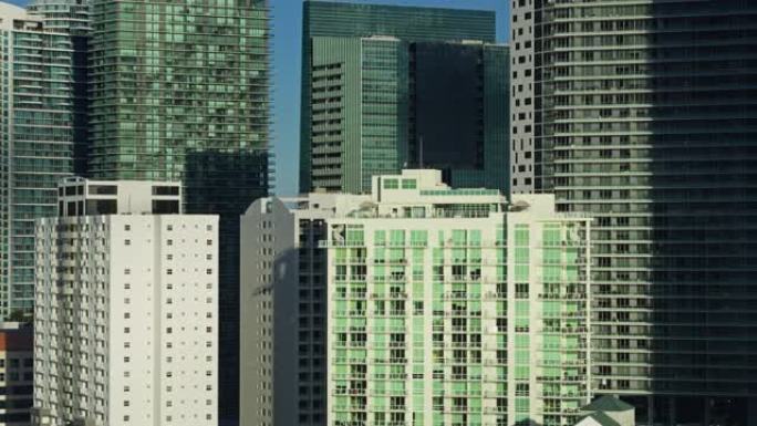 慢速无人机飞行经过迈阿密市中心的公寓、酒店和办公楼