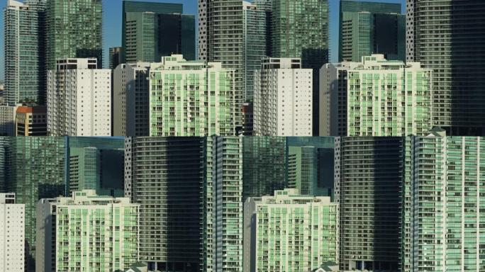慢速无人机飞行经过迈阿密市中心的公寓、酒店和办公楼
