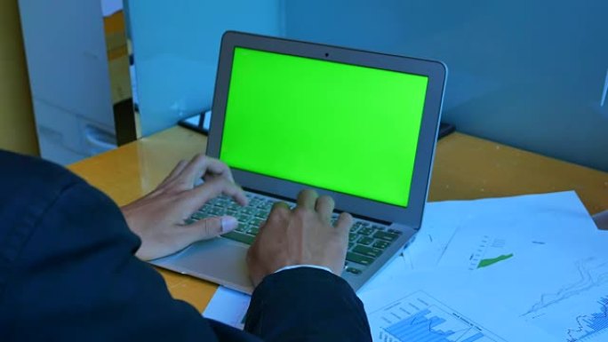 男人在办公室使用笔记本电脑