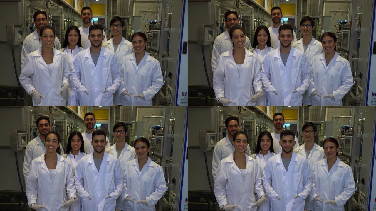 实验室里一群快乐的化学学生面对相机微笑着非常开心