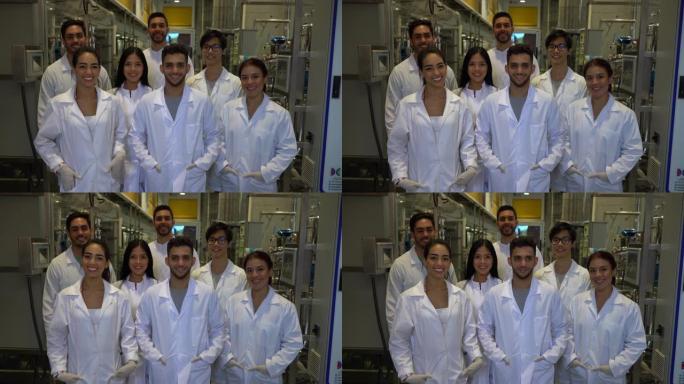 实验室里一群快乐的化学学生面对相机微笑着非常开心
