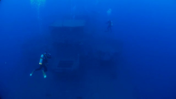 深海沉船中的水肺潜水