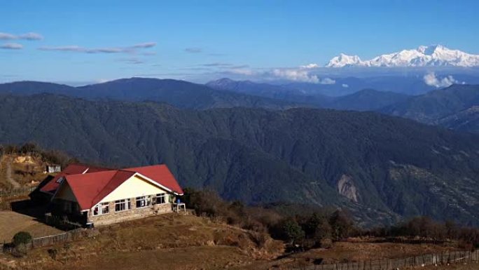 佐，桐庐徒步旅行者小屋正在去桑达克富的路上，它在高空徒步休息，它可以看到康城君加山。