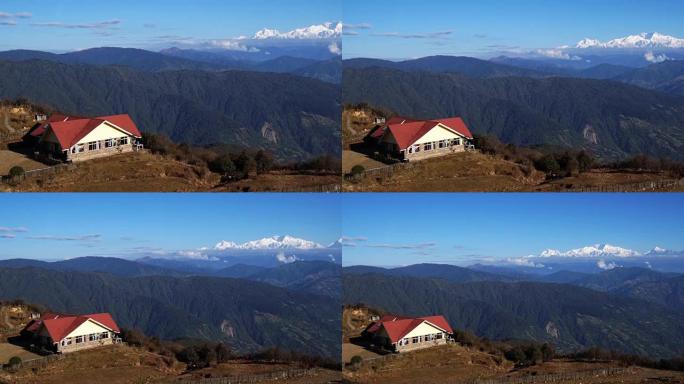 佐，桐庐徒步旅行者小屋正在去桑达克富的路上，它在高空徒步休息，它可以看到康城君加山。