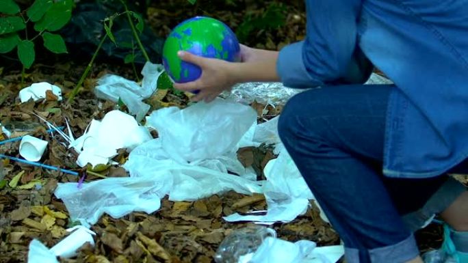 女孩从塑料袋中拯救地球，帮助污染的地球