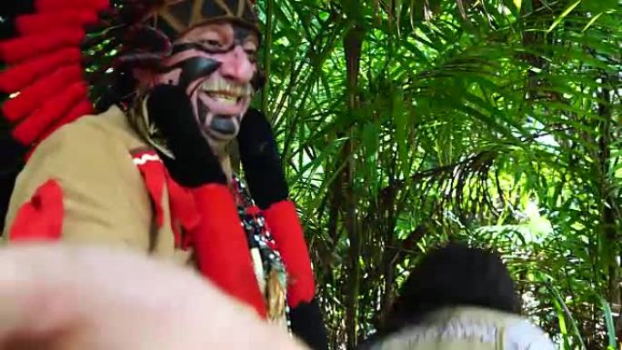 旅游夫妇装扮成土著人在雨林中自拍照
