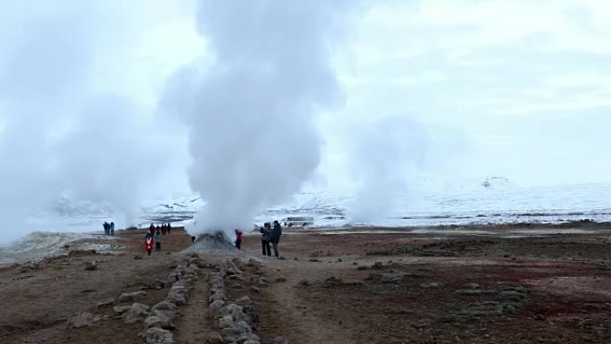 平移镜头: 谁是冰岛Myvatn湖的地热区
