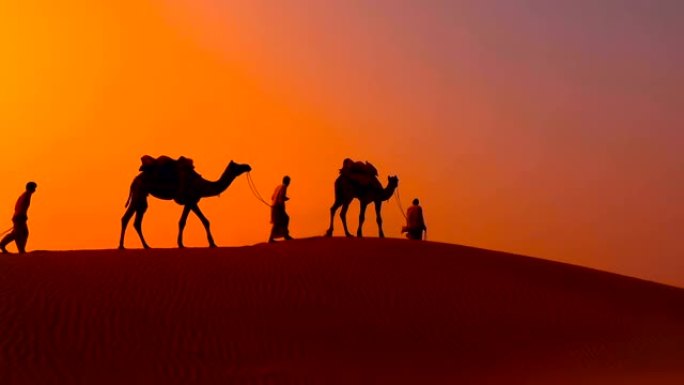 骑乘者，日落时的骆驼司机。印度拉贾斯坦邦，日落时的塔尔沙漠。
