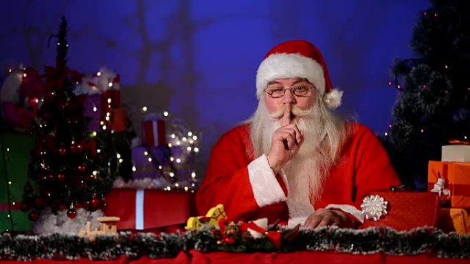 手指放在嘴唇上的圣诞老人