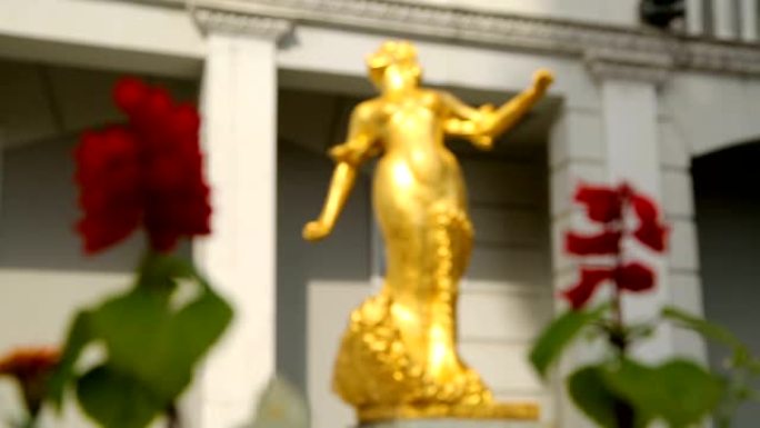 佐治亚州巴统中央广场上精致的金色女人雕像