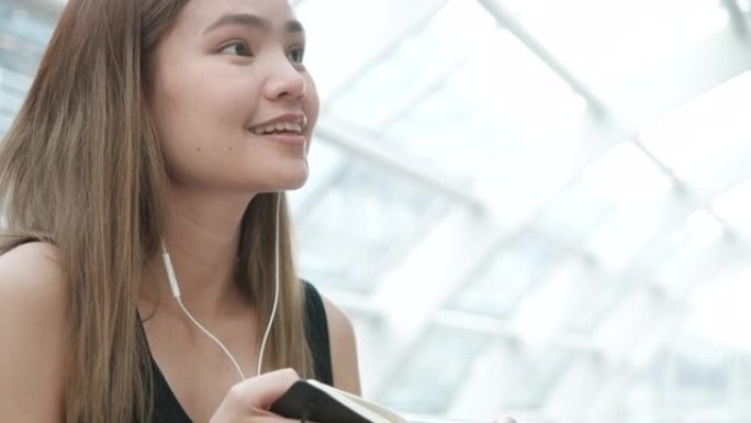 女人写从旅行到预订的故事