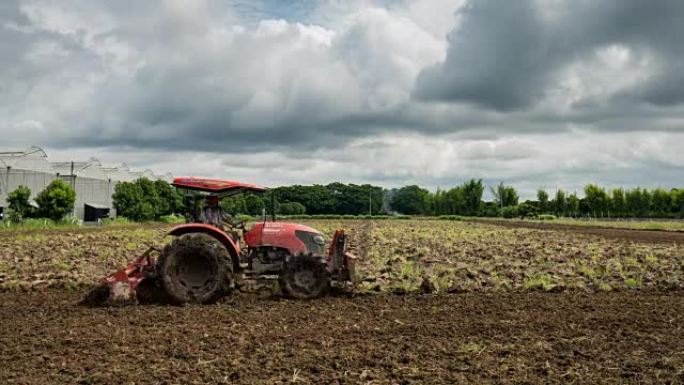 时间流逝: 拖拉机在田间农业上的整地。