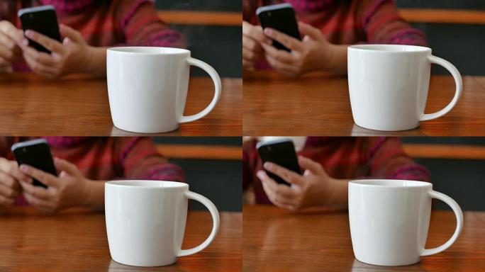 边喝咖啡边看手机休闲时光热饮下午茶
