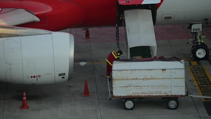 空运物流进出口概念的货物装载到飞机