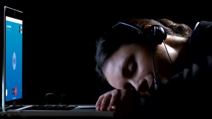 呼叫中心代理在工作场所睡觉，客户来电丢失，夜班