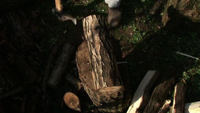 高清: 劈开木材欧美人文生活北欧冬季准备