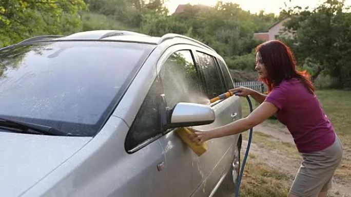 一名年轻女子洗车