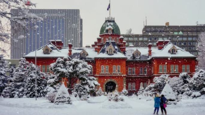 日本北海道札幌市前北海道公所下雪。旅客冬季在日本北海道札幌市前北海道公所拍照