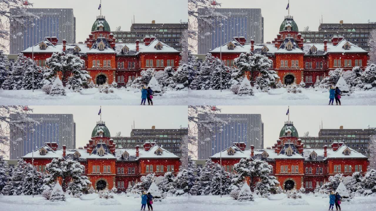 日本北海道札幌市前北海道公所下雪。旅客冬季在日本北海道札幌市前北海道公所拍照