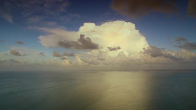 海面上美丽的白云，太阳升起