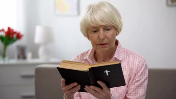 宗教高级妇女在家阅读圣经，信仰和信仰概念