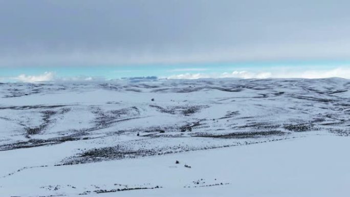 上升的空中无人机拍摄了科罗拉多州克雷格 (Craig) 外阴云密布的雪山景观