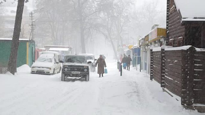 镇上的暴风雪和积雪覆盖的街道。乌克兰。