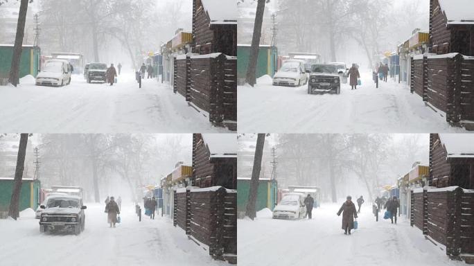 镇上的暴风雪和积雪覆盖的街道。乌克兰。