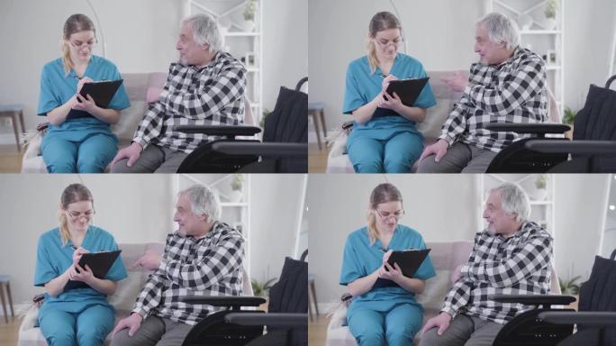 专业高加索护士与老年男性患者交谈并写下症状。老年男子和成年妇女坐在养老院的沙发上。沟通、治疗、残疾、