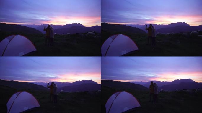 情侣一起露营站在帐篷前自拍