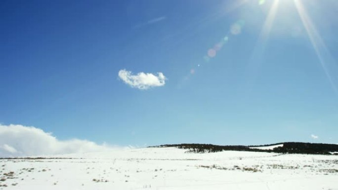 阳光明媚，下雪，部分阴天的科罗拉多州米克尔附近的景观